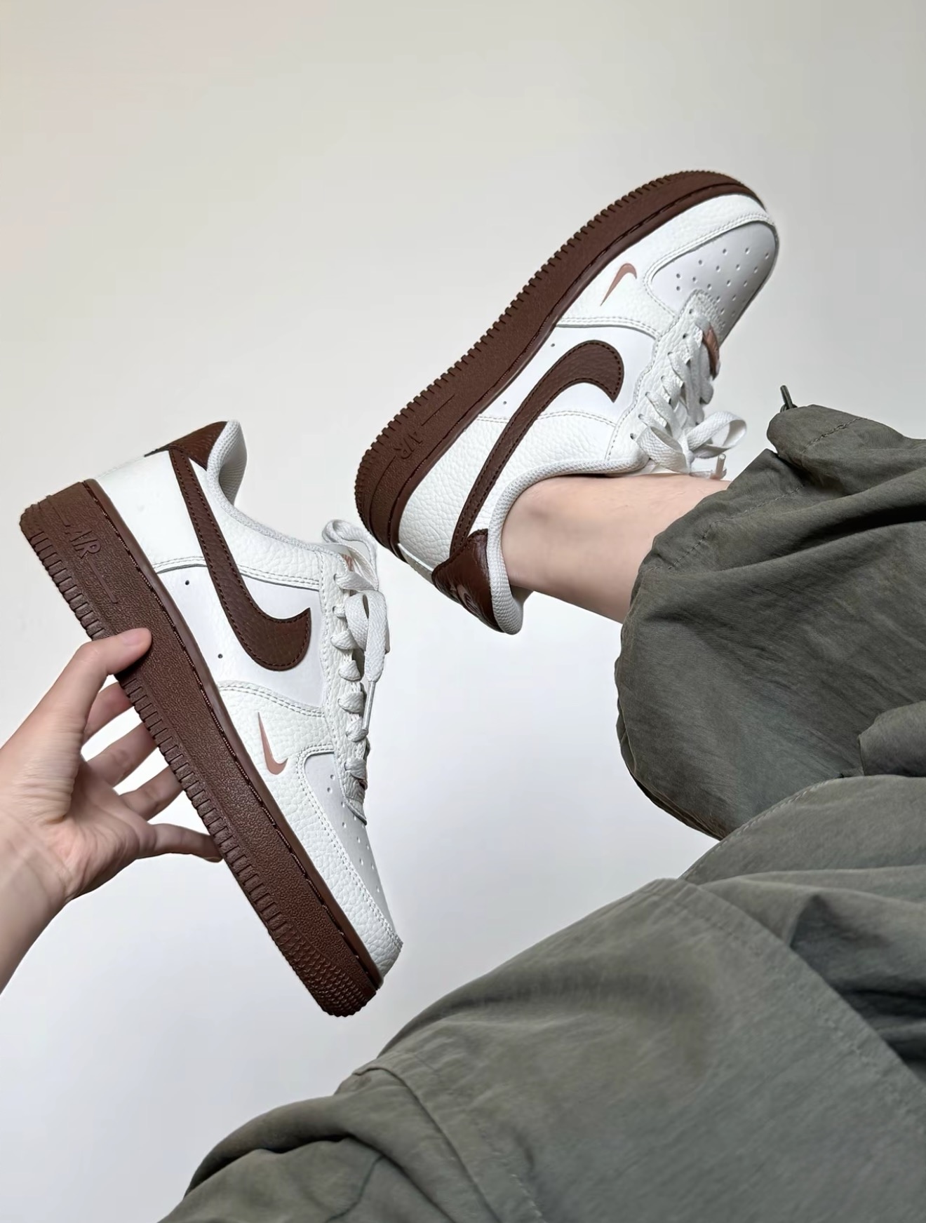 Nike Air Force 1 - классика в стильном коричневом акценте
