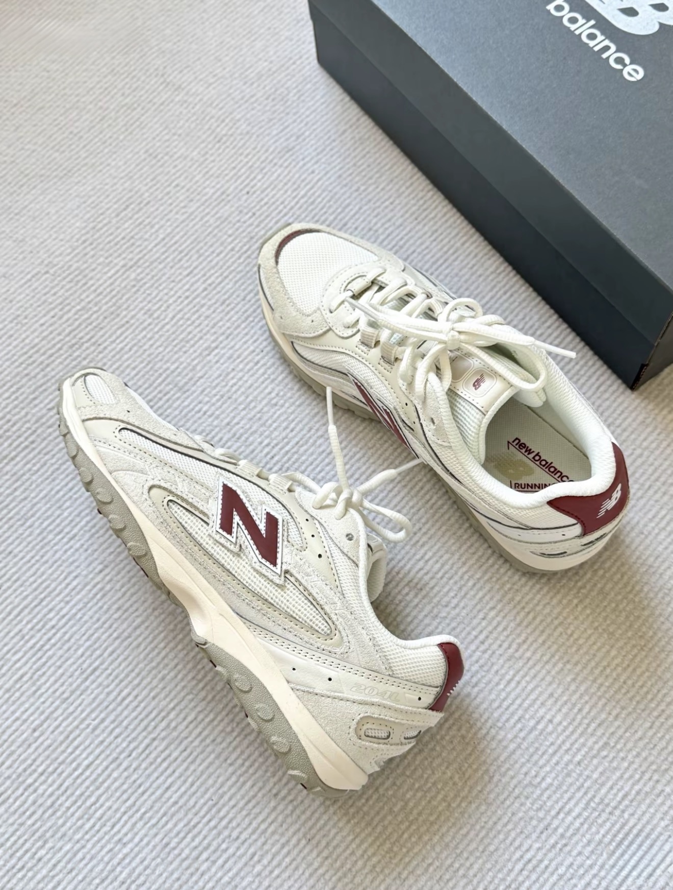 New Balance 204L в белой расцветке с бордовыми акцентами