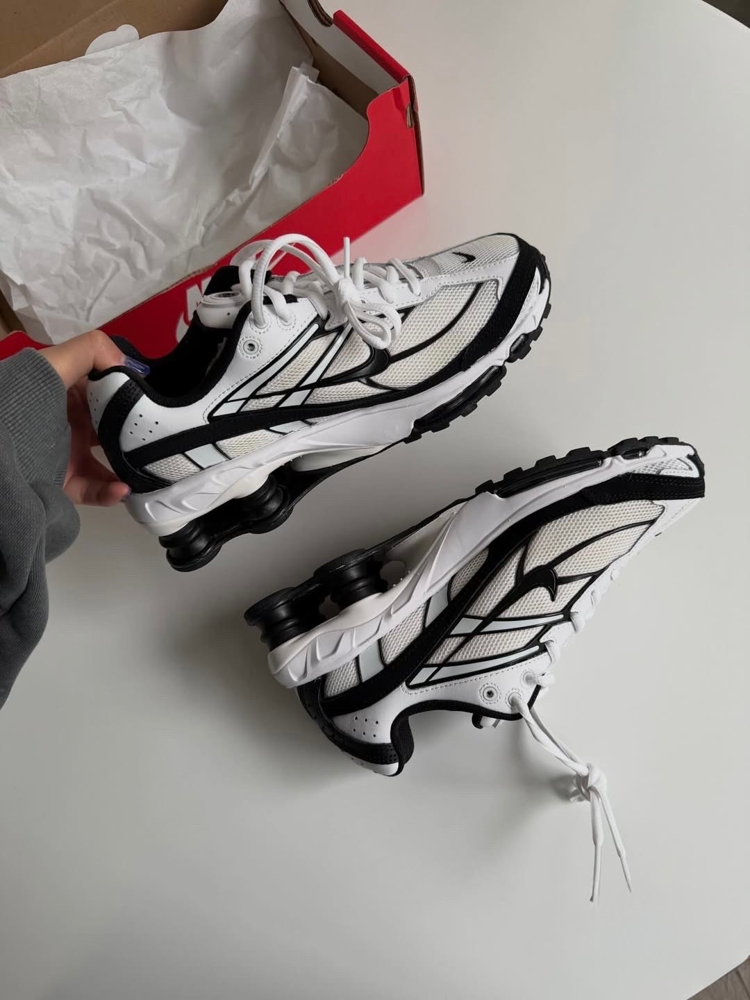 Новая расцветка легендарных Nike Shox